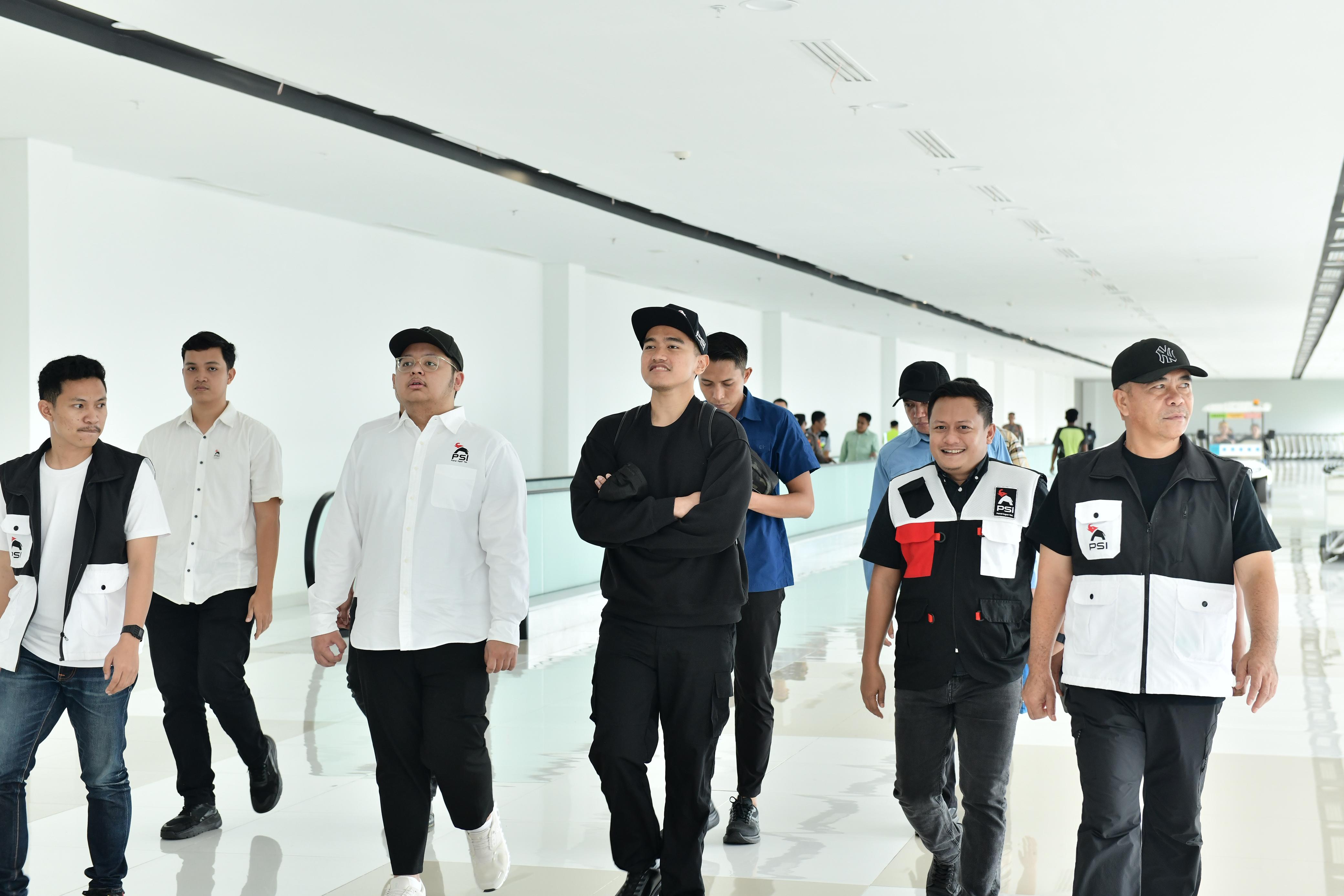 Jelang Rakernas, Kaesang Pangarep Disambut Meriah Kader PSI di Makassar 