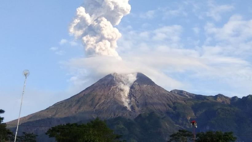 Gunung Merapi Kembali Muntahkan Awan Panas