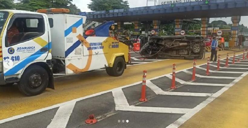 Rem Blong, Minibus Terbalik di Tol Cililitan Jakarta