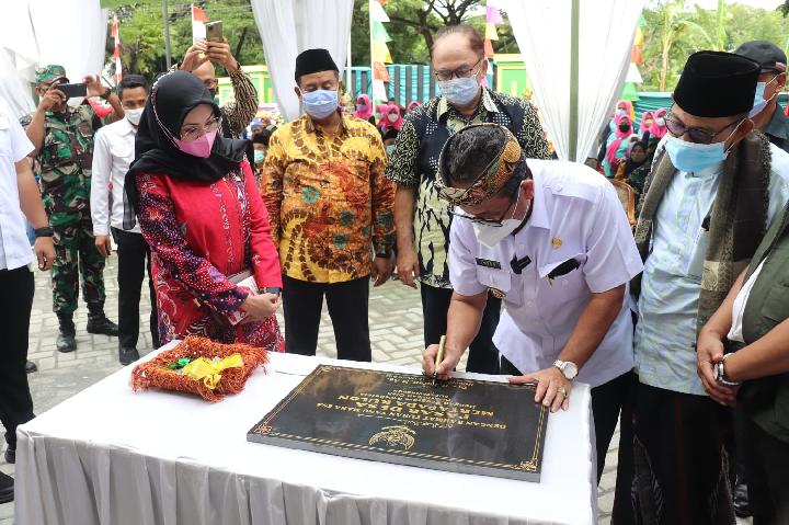 Resmikan Pasar Desa Mertapada Kulon, Bupati Cirebon Sampaikan Pesan Khusus ke Pedagang