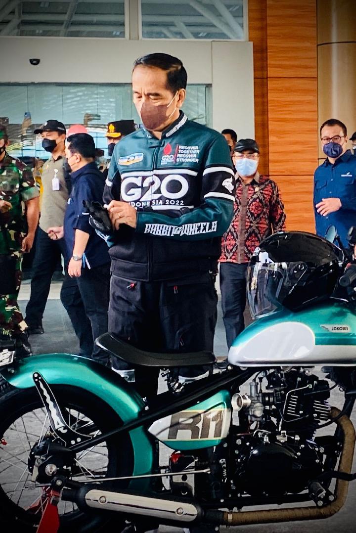 Cek Kesiapan MotoGP, Jokowi Kendarai Motor ke Sirkuit Mandalika