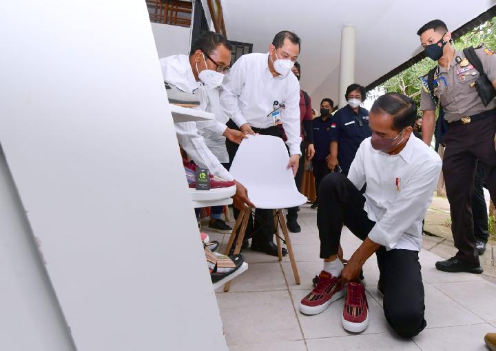 Berkunjung ke Bazar Mandalika, Presiden Jokowi Beli Sepatu Berwarna Merah