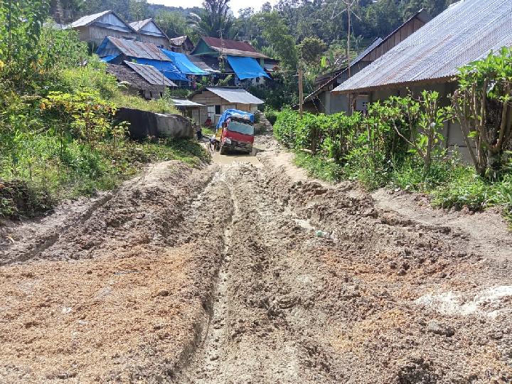 Dinas PU Mamasa Bantah Lakukan Penimbunan Jalan Pakai Tanah