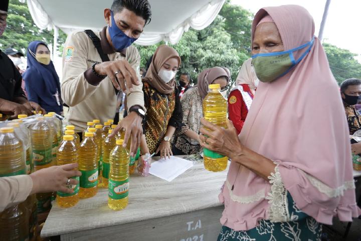 Operasi Pasar Murah Minyak Goreng di Karawang Diserbu Warga