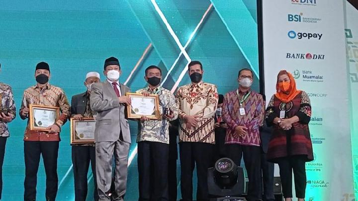 Komitmen Dukung Gerakan Zakat, Wali Kota Cirebon Raih Baznas Award 2022