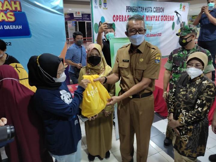 Pemkot Cirebon Gelar Operasi Pasar Murah 25 Ribu Liter Minyak Goreng Digelontorkan