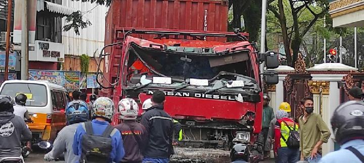 Diduga Rem Blong, Truk Tronton Hantam Belasan Kendaraan di Balikpapan