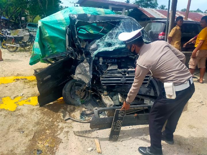 Truk vs Pick Up di Mateng Sulawesi Barat, Satu Orang Tewas