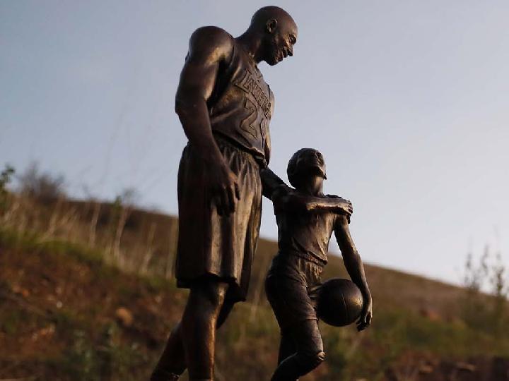 Patung Kobe Bryant dan Gianna Dipajang di Lokasi Kecelakaan Helikopter