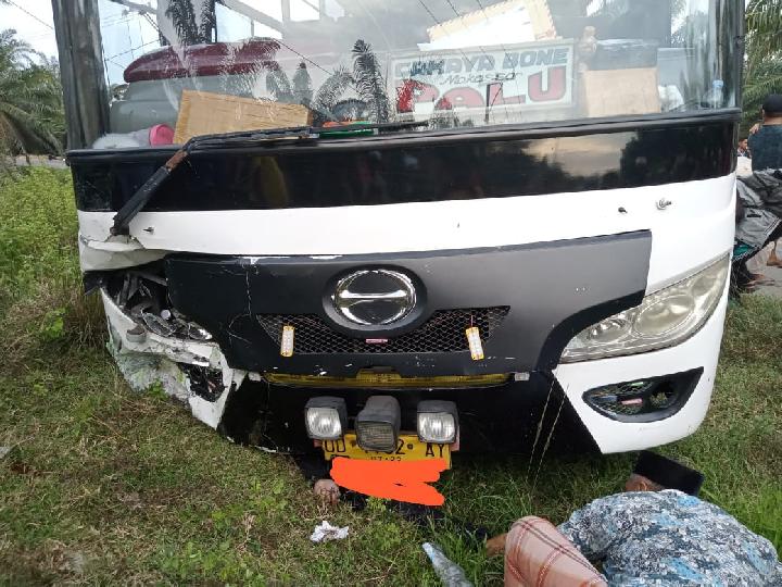 Bus vs Motor di Mamuju Tengah Satu Orang Tewas di Tempat