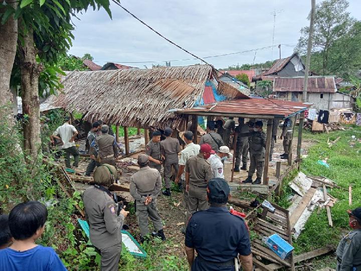 100 Personil Satpol PP Mamuju Bongkar Puluhan Rumah Warga