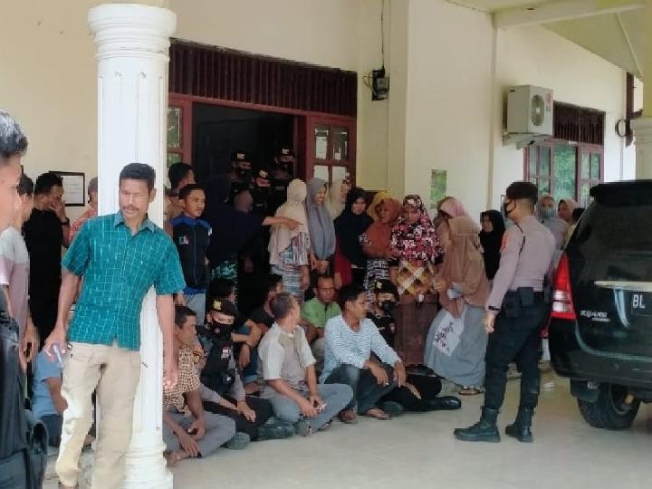 Panita Pemilihan Kades Dinilai Zalim, Warga Kepung Kantor Camat di Abdya