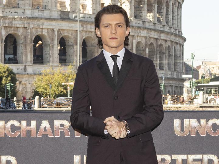 Bintang Film Tom Holland Bahas Rumor Putus dari Zendaya