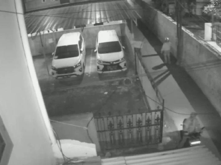 Aksi Pencuri Gasak Dua Motor di Kramat Jati Terekam CCTV