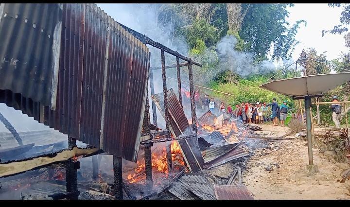 Ini Dugaan Penyebab Rumah di Mamasa Hangus Terbakar