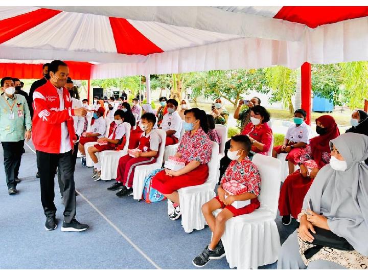 Presiden Jokowi Tinjau Vaksinasi Covid-19 di Palu