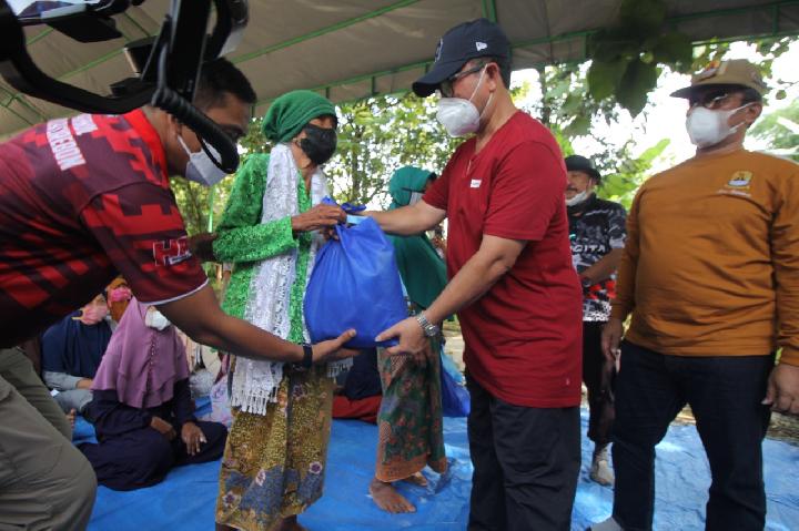 Jumat Berkah, Bupati Imron Keliling Sumber Bagikan Sembako dan Pantau Vaksinasi