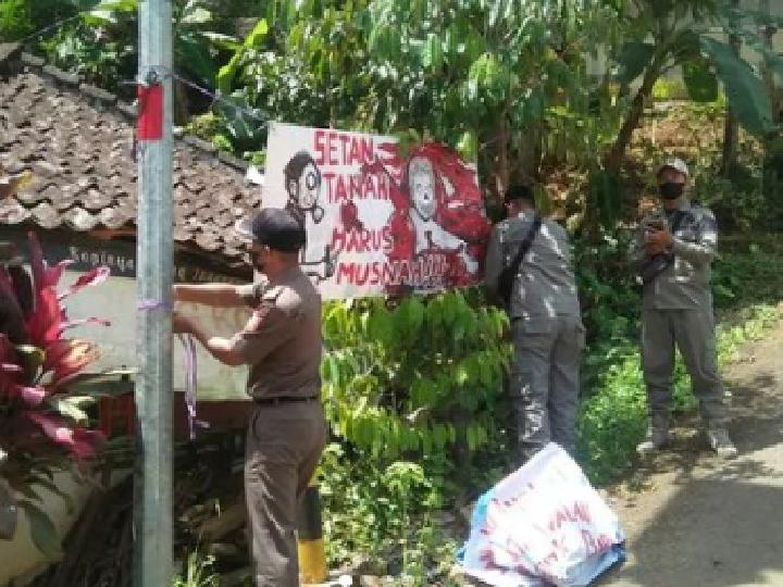 Polisi dan Satpol PP Turunkan Spanduk Milik Warga Wadas