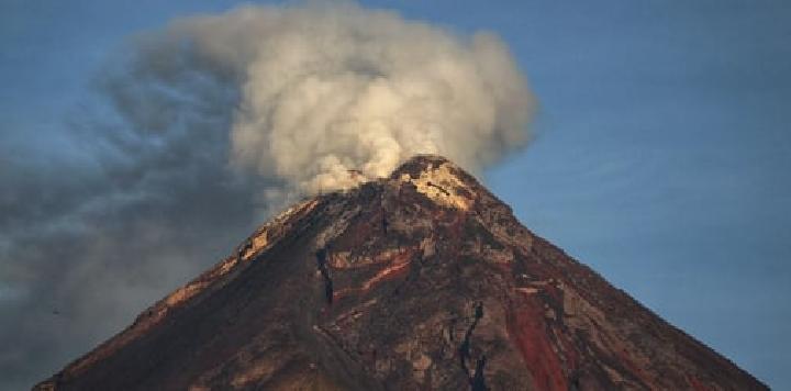 Gunung Semeru Kembali Mengeluarkan Hujan Abu