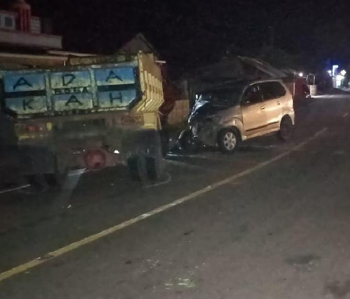 Diduga Sopir Mengantuk, Avanza Hantam Truk di Mamuju, Empat Orang Dilarikan ke Puskesmas