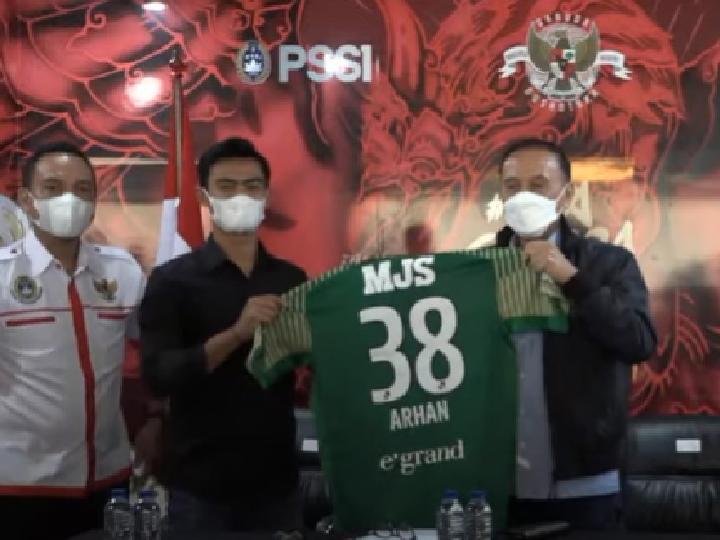 Ketum PSSI Terima Dua Jersey Pratama Arhan 