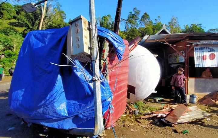 Truk di Mamuju Tabrak Tiang Listrik dan Warung Warga