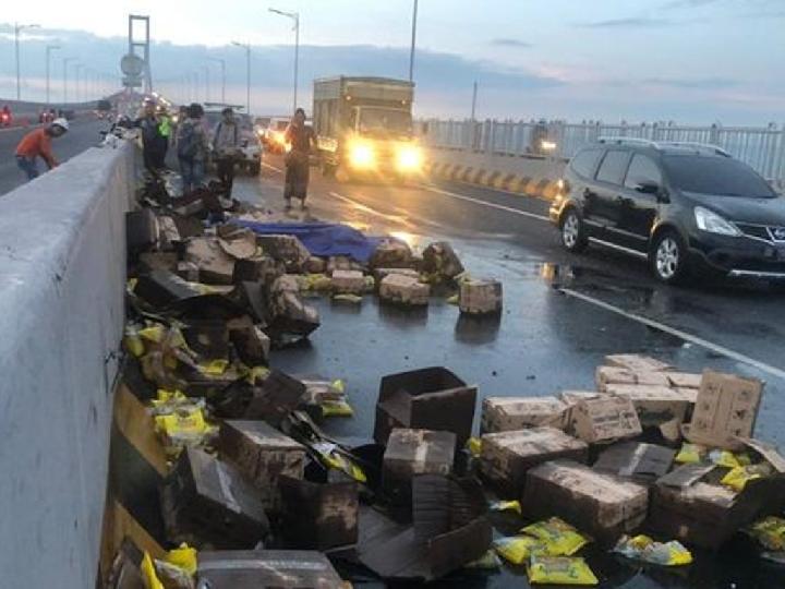 Pikap Dihantam Truk di Jembatan Suramadu, Minyak Goreng Berhamburan di Jalan