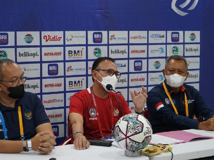 Iwan Bule Cek Penggunaan Asisten Wasit Tambahan BRI Liga 1