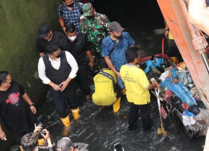 Dulu Jokowi Masuk Gorong-gorong, Kini Bobby Nasution Masuk Parit