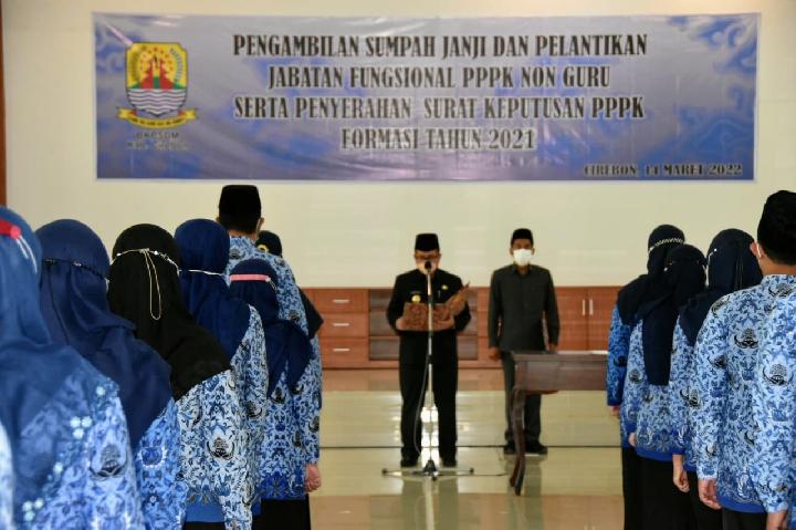 Lantik 56 PPPK Non Guru, Bupati: IPM di Kabupaten Cirebon Mengkhawatirkan