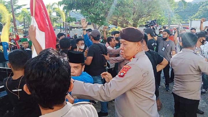 Unjuk Rasa Mahasiswa di Kantor Kanwil Kemenag Sulbar Ricuh, Ini Penyebabnya