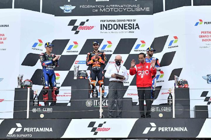 Presiden Jokowi Beri Cinderamata Bumbu Indonesia ke Pembalap MotoGP
