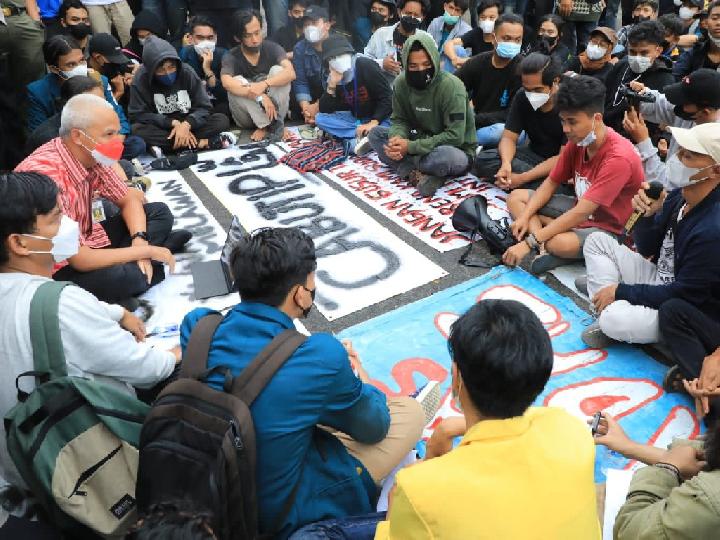 Diplomasi Lesehan Ganjar Pranowo saat Menerima Unjuk Rasa soal Desa Wadas