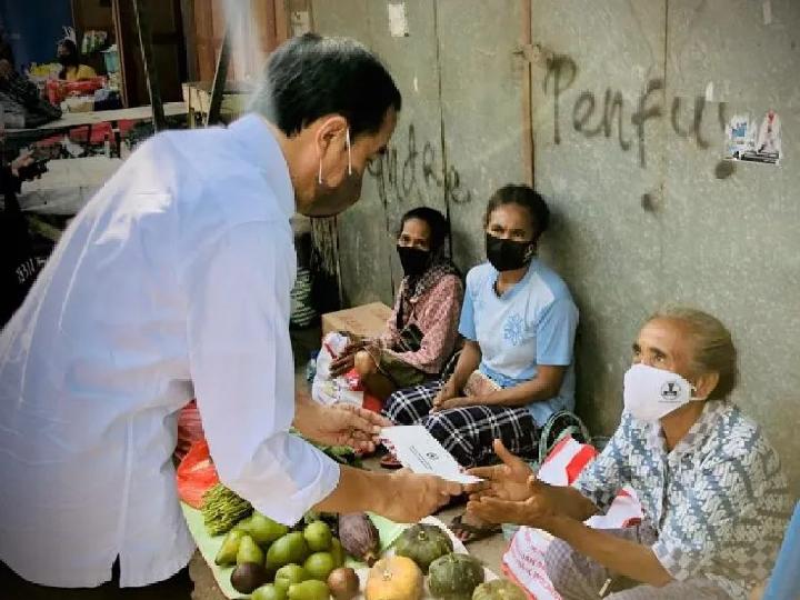 Presiden Jokowi Bagi-bagi Amplop ke Pedagang NTT, Terungkap Besaran Uangnya