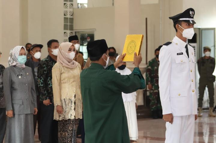 Bupati Cirebon Lantik PAW Kuwu Gumulung Lebak