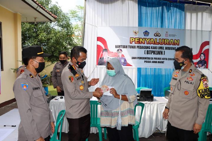 Polresta Cirebon Salurkan BTPKLWN kepada Ratusan PKL