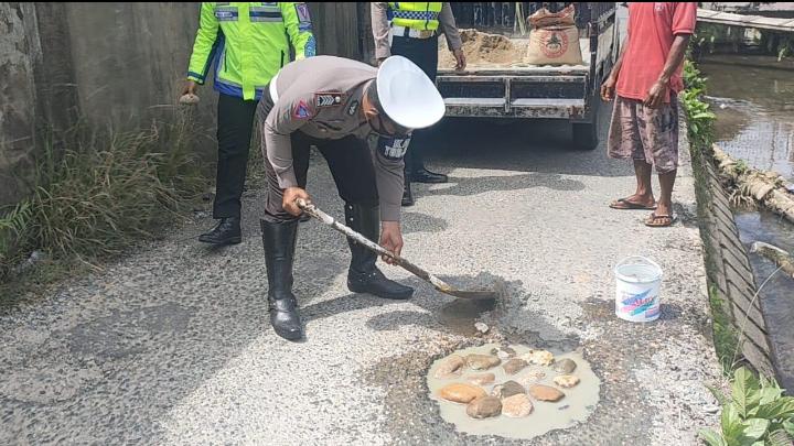 Pelanggar Lalin Kaget, Polantas Abdya Tambal Lubang Jalan