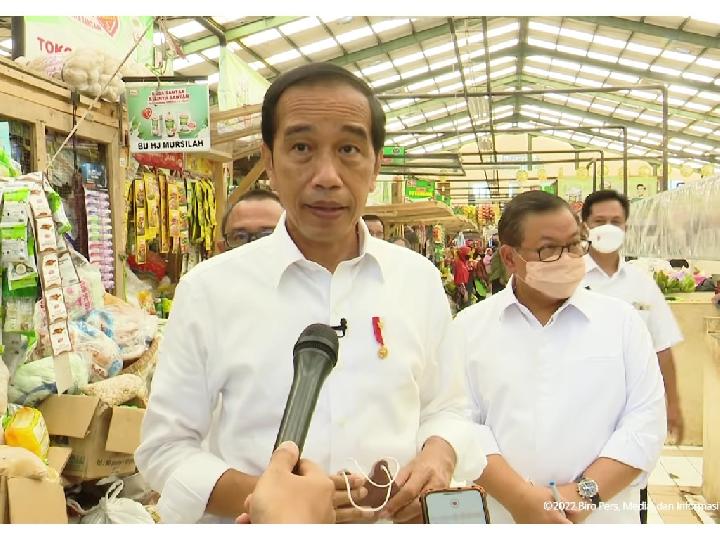 Sidak ke Pasar, Jokowi Temukan Harga Minyak Goreng Curah di Atas HET