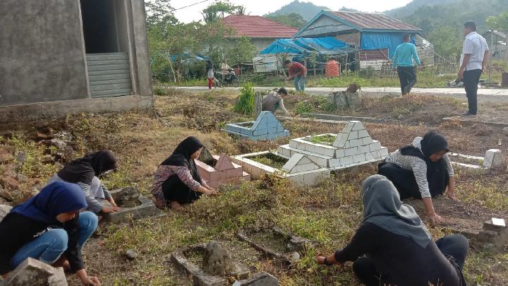 Sambut Ramadan, Pemuda di Mamuju Gelar Bersih-bersih Kuburan