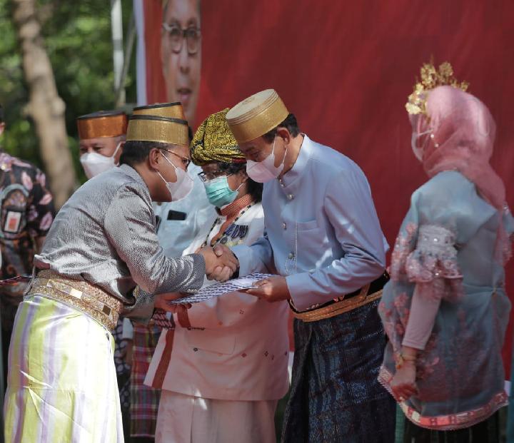 Danny Kukuhkan Dewan Kebudayaan dan Beri Penghargaan Maestro Kesenian di Hari Budaya Makassar