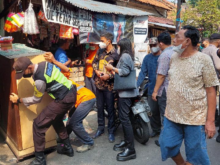 PT KAI Tertibkan Bangunan Liar di Lahan dan Rumah Perusahaan