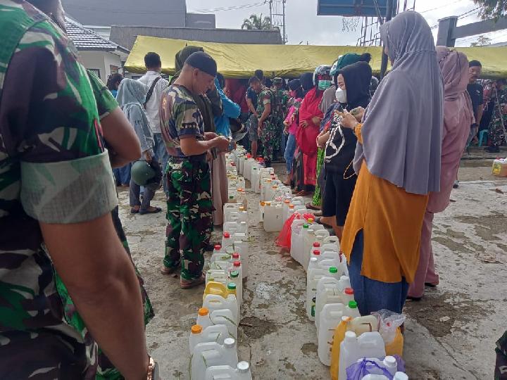 Bantu Masyarakat, Kodim Mamuju Sediakan 7000 Liter Minyak Goreng Murah