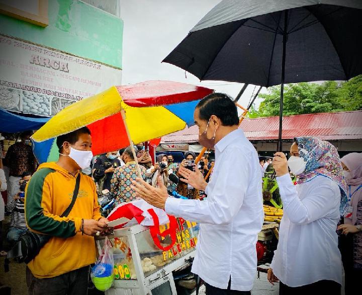 Jokowi Salurkan BLT Minyak Goreng ke Pedagang di Jambi