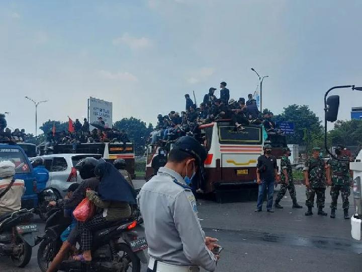 Aksi 11 April, Mahasiswa Blokade Gerbang Tol Gedong Ciracas Jaktim