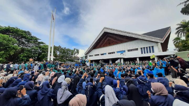 Aksi 11 April, Mahasiswa Geruduk Kantor DPRA di Banda Aceh
