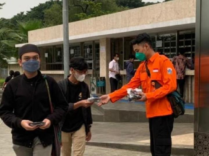 Ribuan Masker Dibagi Secara Gratis di Masjid Istiqlal Jakarta