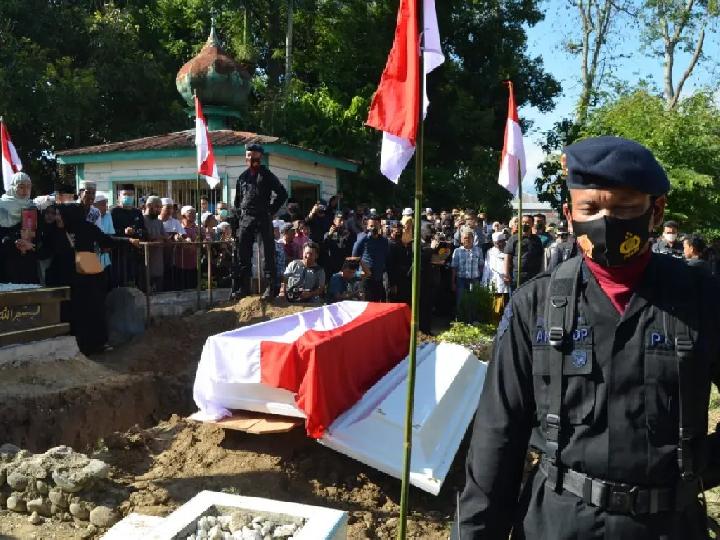 Iptu Anumerta Imam Dimakamkan dalam Suasana Haru