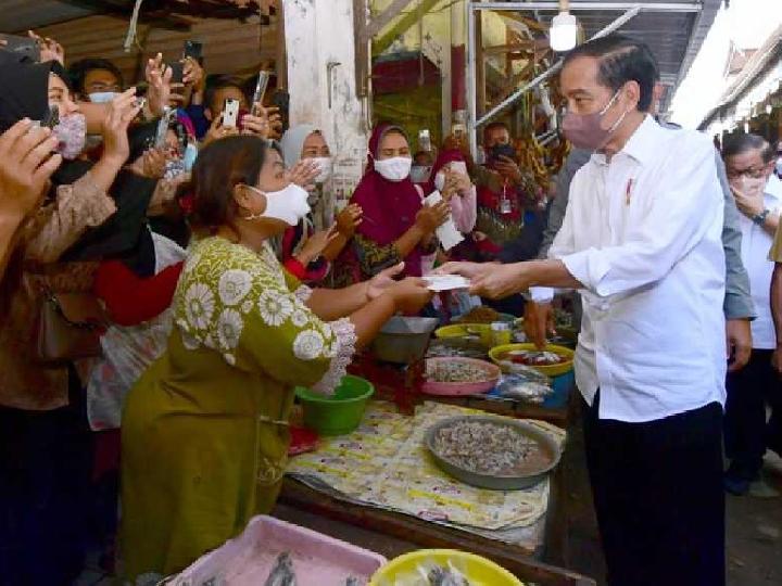 Bagi-bagi Bansos Lagi, Jokowi: Jangan untuk Beli HP