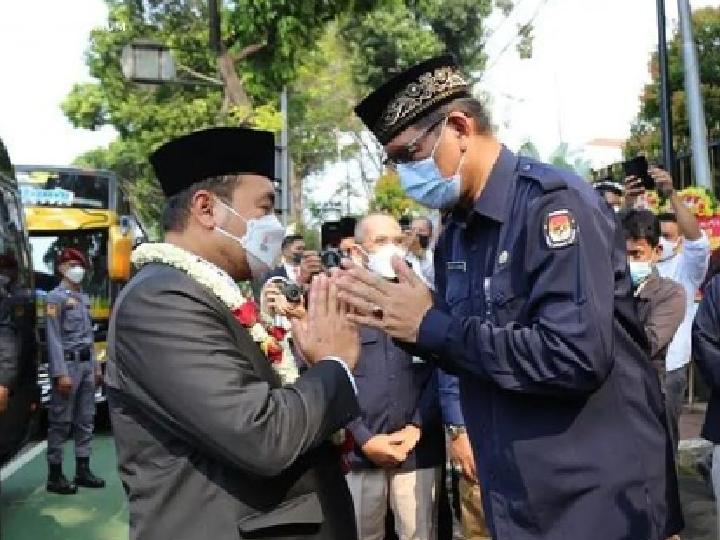 Tradisi Baru di KPU RI, Ada Pengalungan Bunga Terhadap Komisioner yang Baru Dilantik