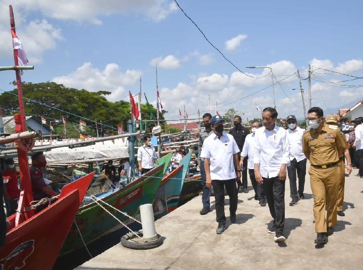 Nelayan Cirebon Curhat Kelangkaan Solar Kepada Jokowi dan Ridwan Kamil